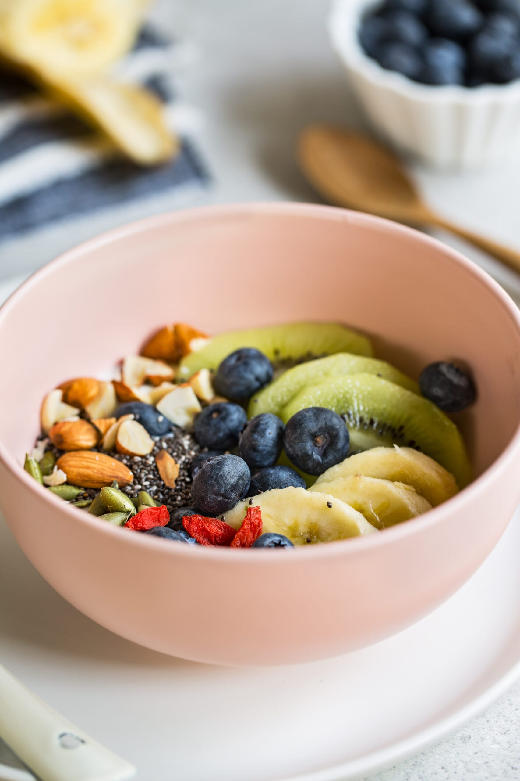 Yoghurt bowl met banaan, kiwi, blauwe bessen, noten en zaden