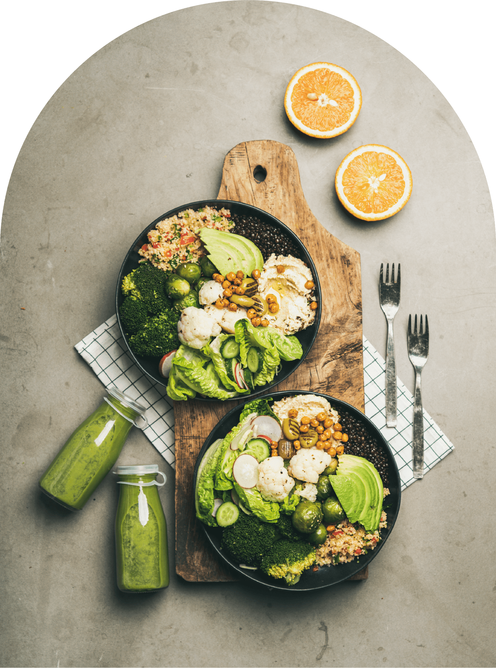 Gezonde lunch bowl met hummus, avocado, geroosterde kikkererwten, broccoli en verse groenten, geserveerd met groene smoothie