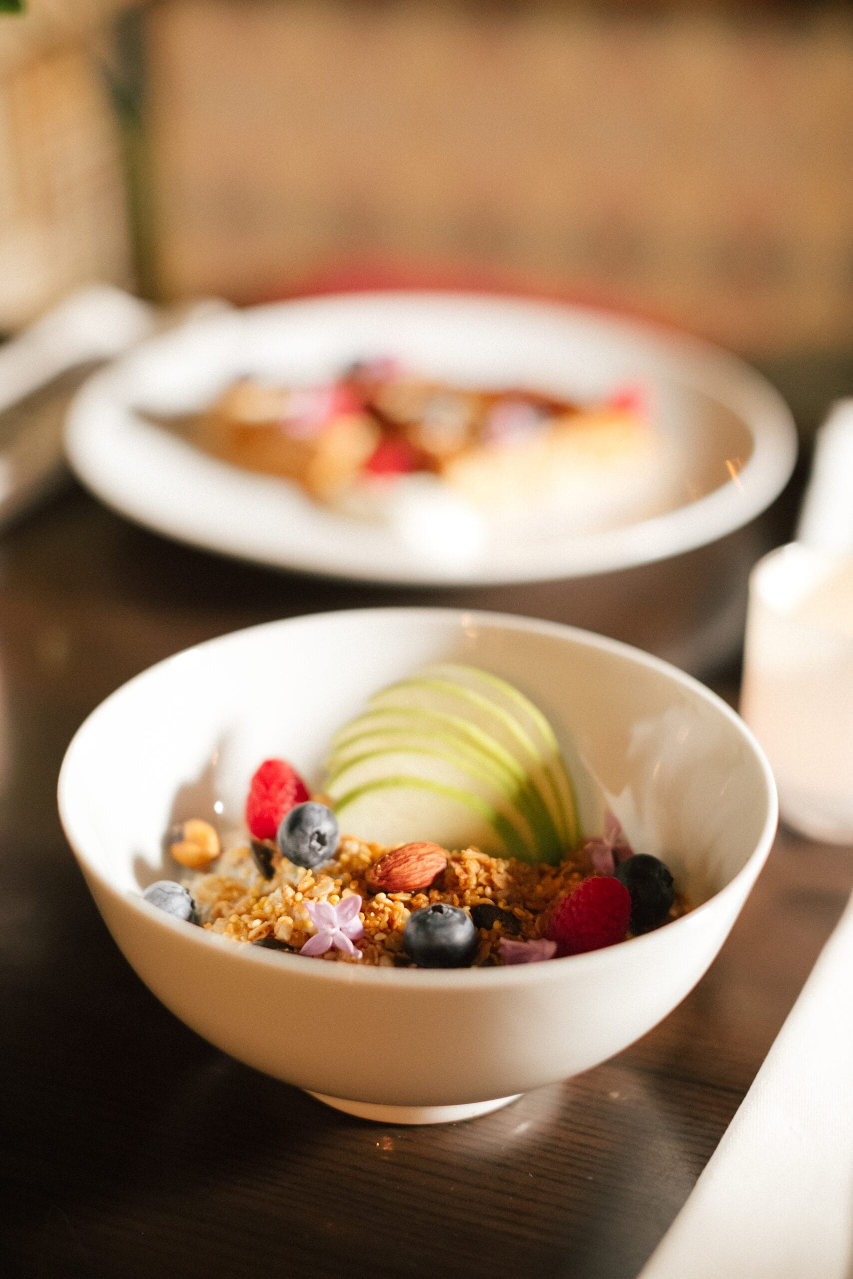 Ontbijtkom met granola, vers fruit en noten geserveerd bij Foodbar by Beggie in Roeselare