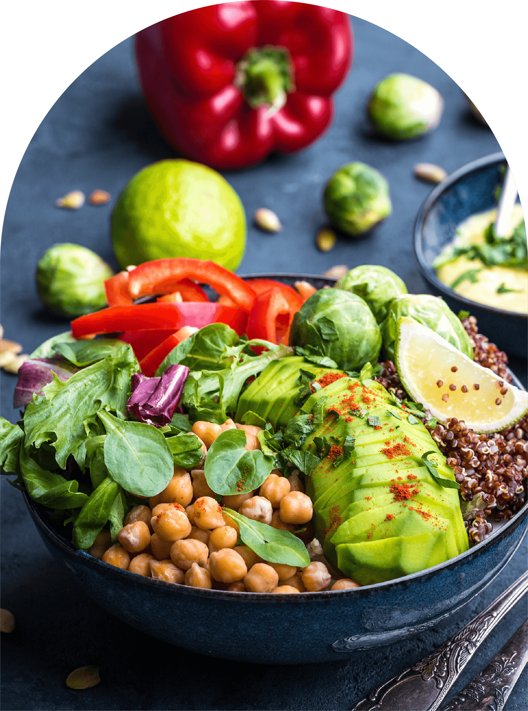 Vegan bowl met avocado, kikkererwten, quinoa, bladgroenten, paprika en limoen
