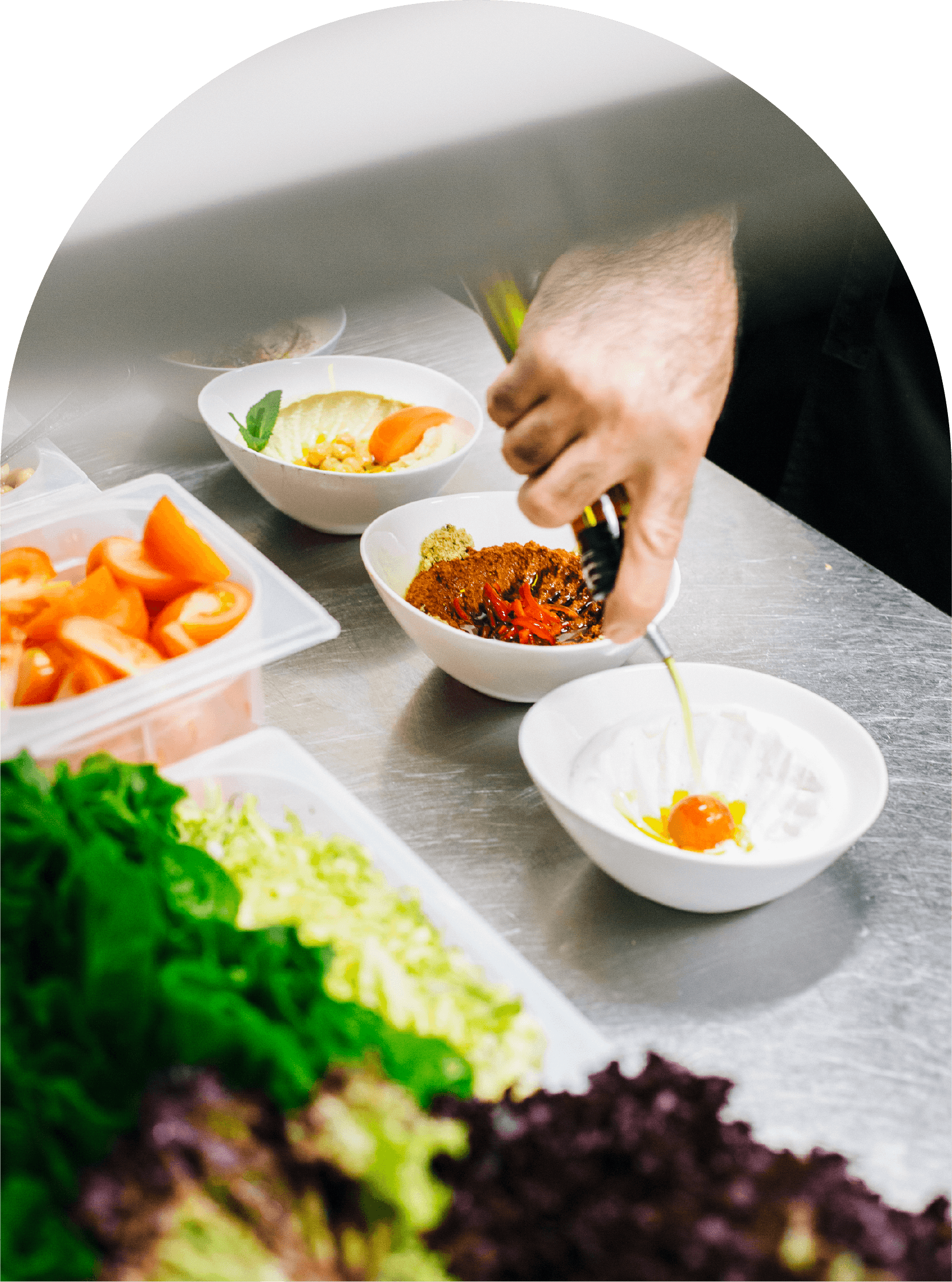 Chef werkt gerechten af met verse ingrediënten in de open keuken van Foodbar by Beggie, foodbar in Roeselare