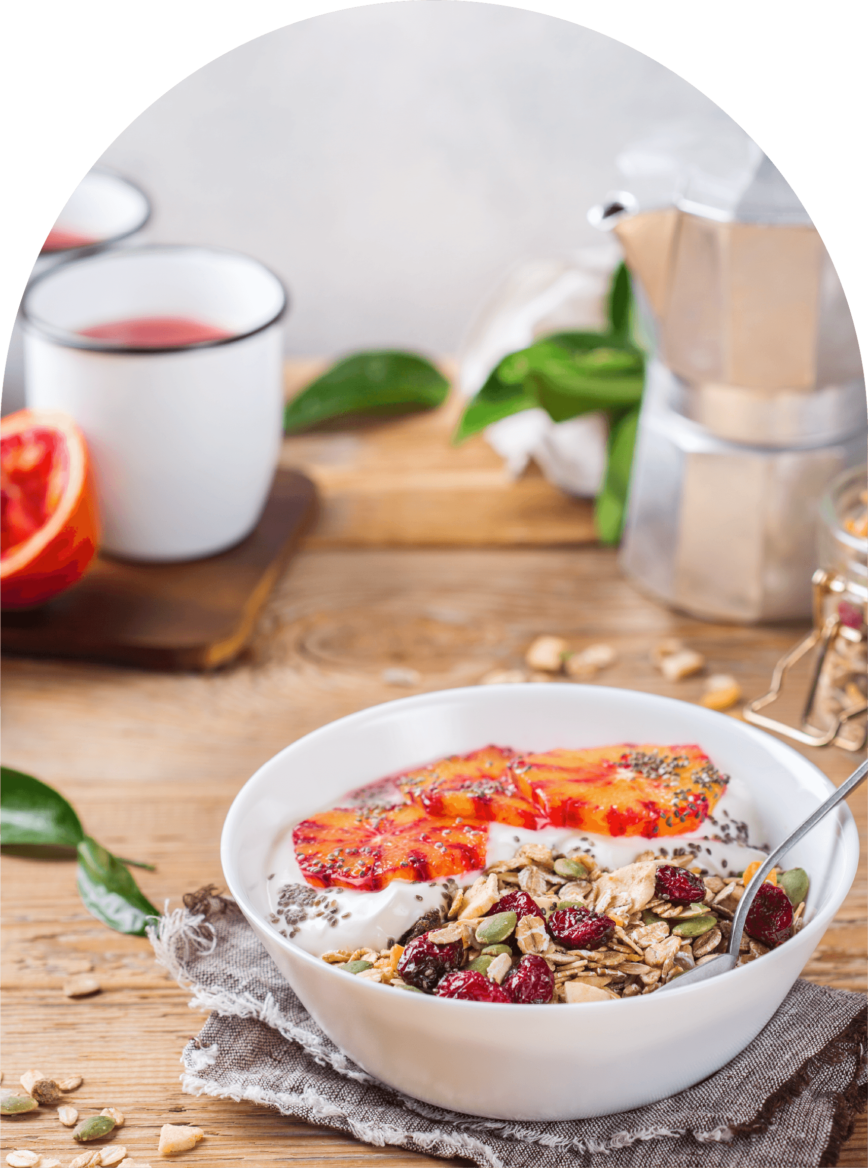Kom yoghurt met granola, zaden, gedroogd fruit en geroosterd fruit op houten tafel